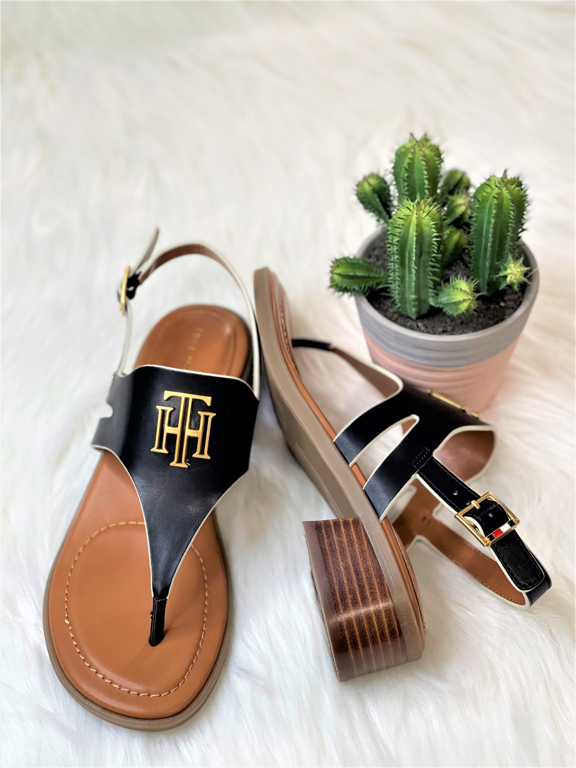 omvendt Larry Belmont Se insekter Tommy Hilfiger Women's Ezma Thong Sandals – CB Shop USA