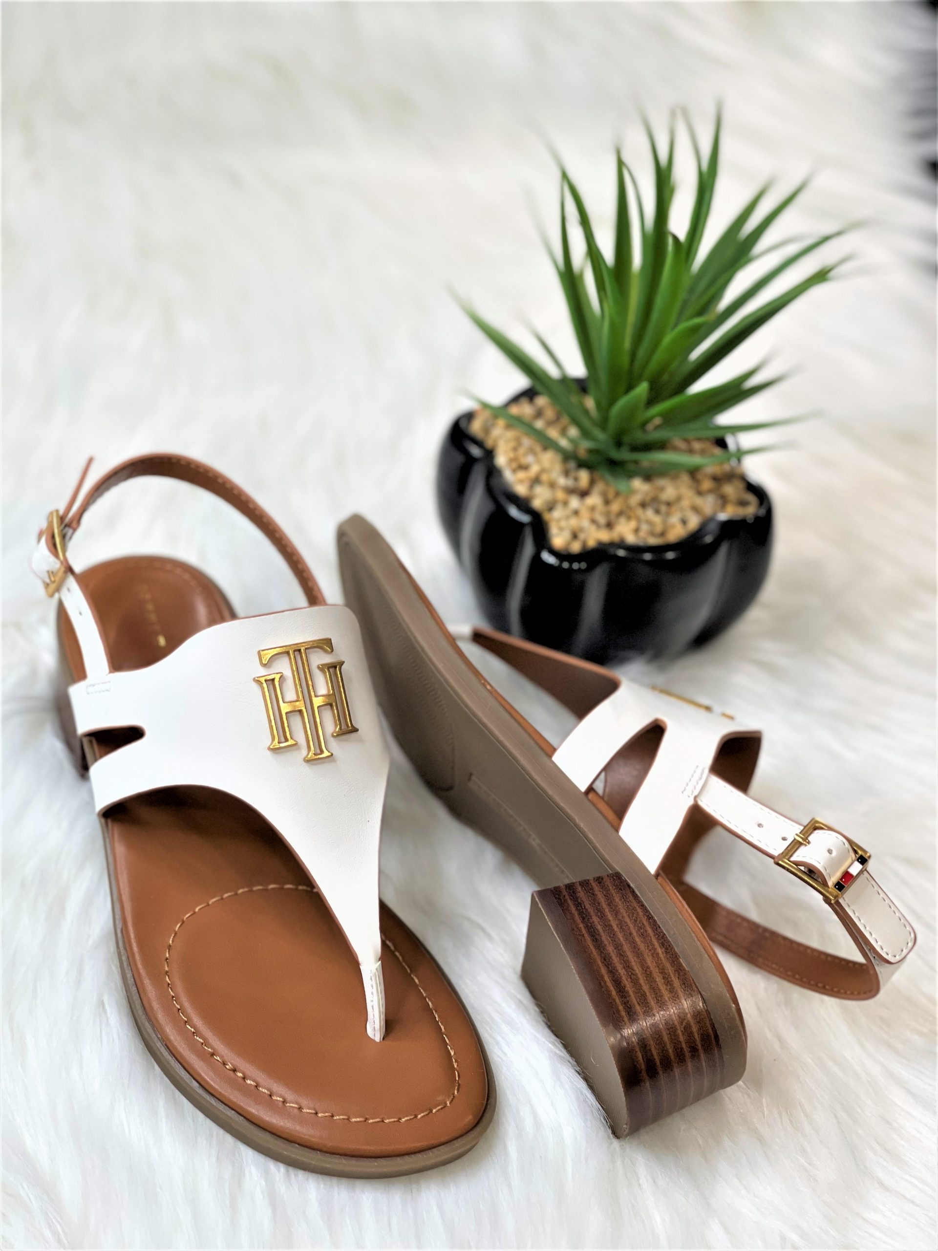 omvendt Larry Belmont Se insekter Tommy Hilfiger Women's Ezma Thong Sandals – CB Shop USA