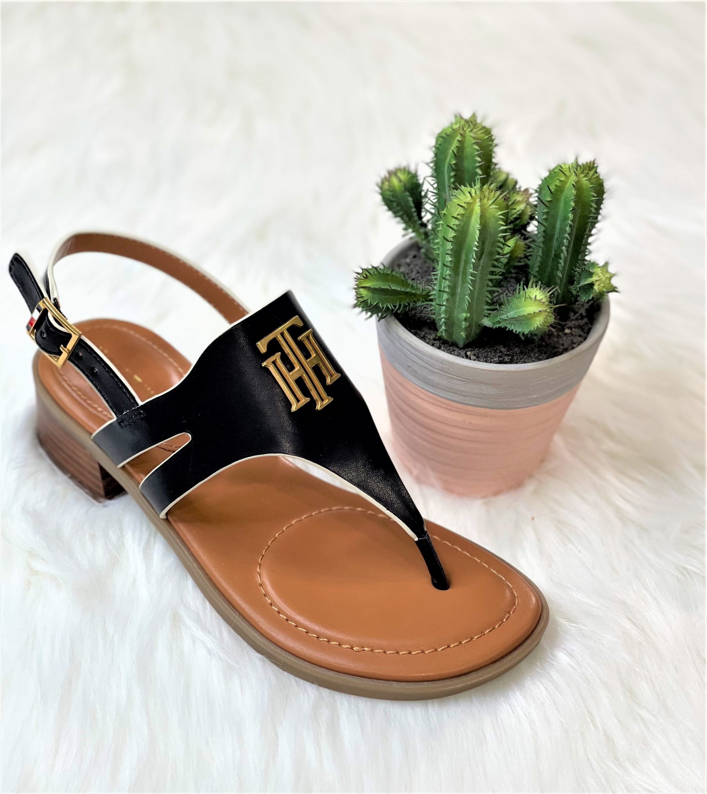 omvendt Larry Belmont Se insekter Tommy Hilfiger Women's Ezma Thong Sandals – CB Shop USA