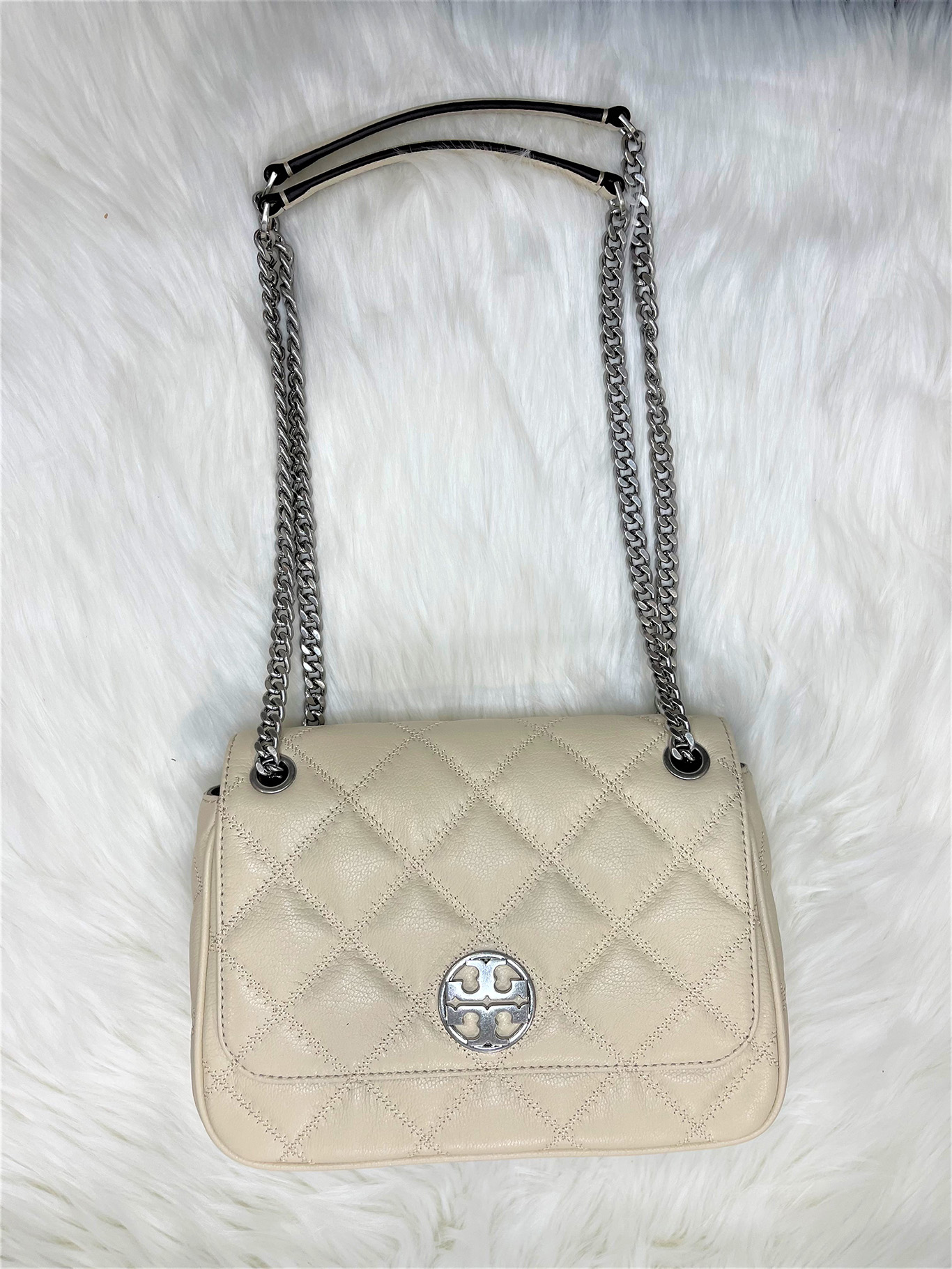 Tory burch Willa Small Shoulder Bag✨ Size 25 x 7 x 18 cm 100% Authentic✨  Shop Now at Voluxe🤍 ——— Authentic for Everyone✨ 4.000+ pcs sold …